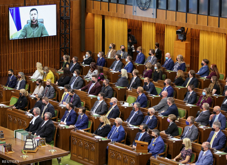 Volodimir Zelenszkijt hallgatják az ottawai parlamentben