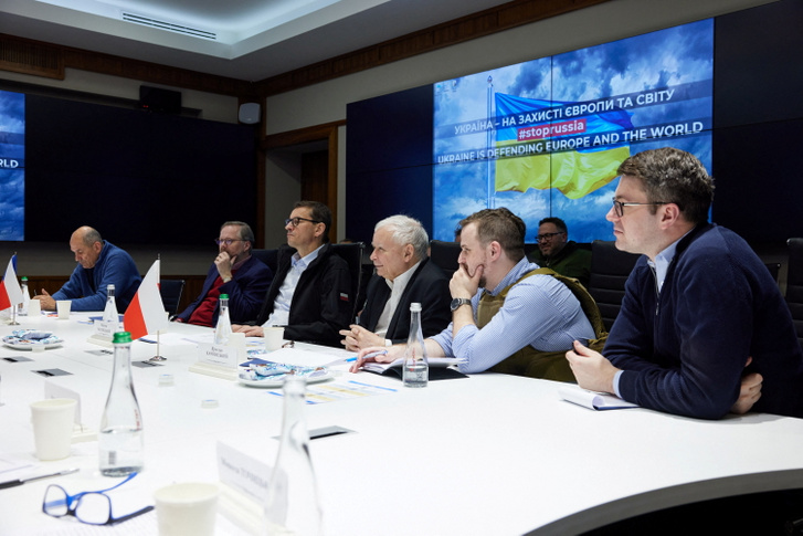 Mateusz Morawiecki lengyel miniszterelnök, Jaroslaw Kaczynski lengyel miniszterelnök-helyettes, Petr Fiala cseh miniszterelnök és Janez Jansa szlovén kormányfő találkozik Volodimir Zelenszkij ukrán elnökkel Kijevben, Ukrajnában 2022. március 15-én