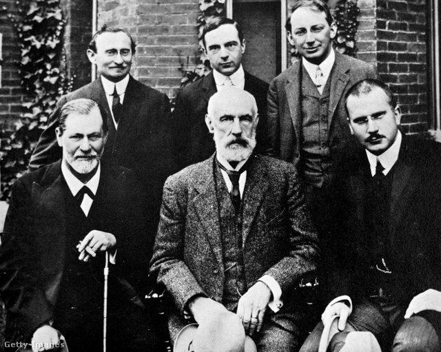 Ferenczi Sándor (felső sor, jobbról az első) Freud, Jung és mások társaságában, 1909-ben
