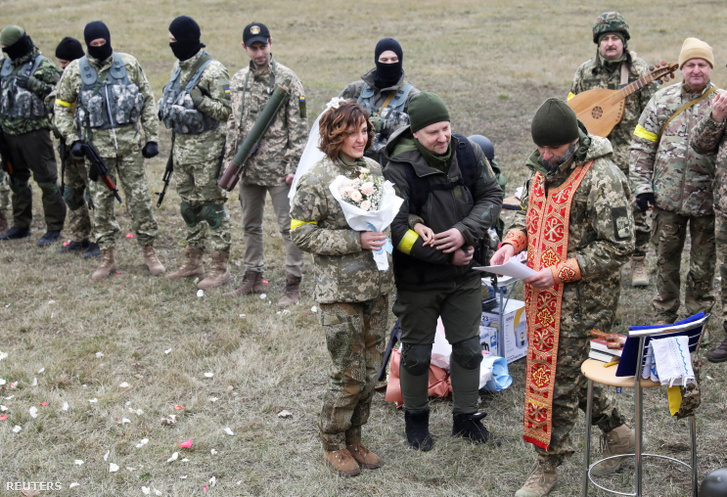 Két ukrán katona házasodik össze Kijevben Ukrajnában 2022. március 6-án