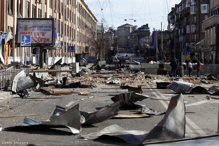 Egy utca képe Kijevben, amelyben a lakóházak és üzletek megrongálódtak a bombázások miatt 2022. március 16-án