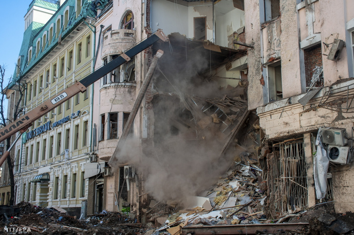 Tüzérségi támadásban megrongálódott épület romjait távolítják el a kelet-ukrajnai Harkivban 2022. március 16-án
