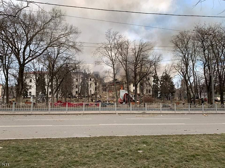 A Donyecki regionális civil-katonai közigazgatás tanács által közreadott felvétel a mariupoli színház orosz bombatámadásban megrongálódott épületéről 2022. március 16-án. A helyi ukrán hatóságok szerint több mint ezren voltak a színházban a támadás idején