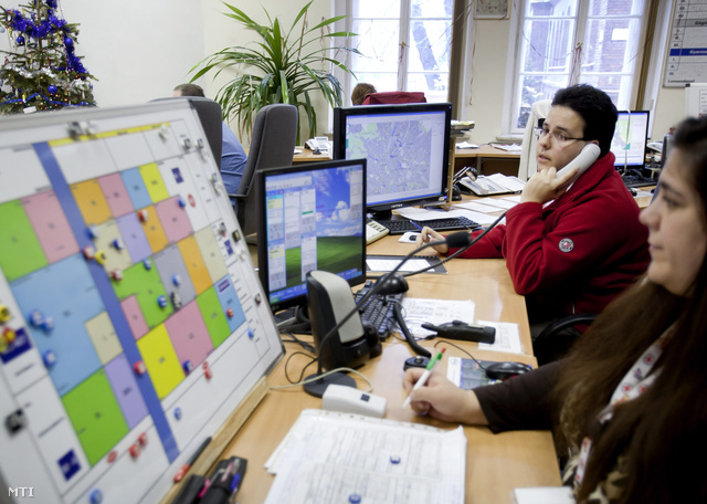 Diszpécserek dolgoznak az Országos Mentőszolgálat Markó utcai központjában.