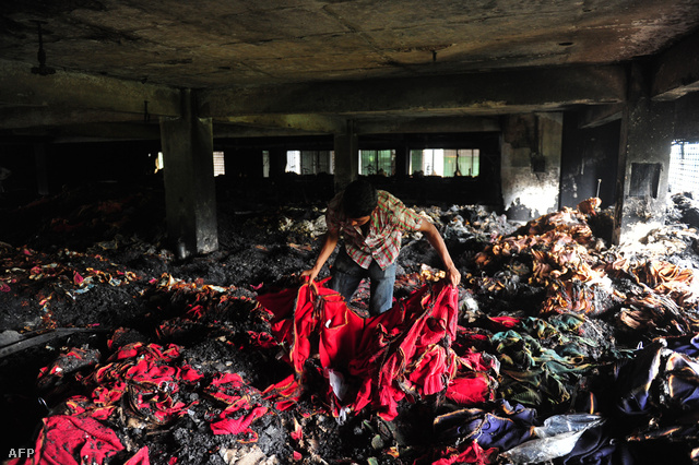 Elszenesedett ruhák a kiégett gyár egyik csarnokában