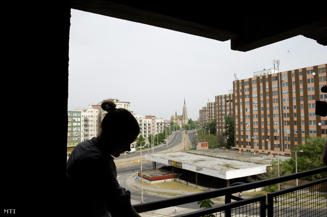 Kilakoltatásra előtt álló nő, budapesti otthonának erkélyén