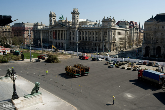 Elszállításra váró farönkök a Kossuth téren, 2013. áprilisában