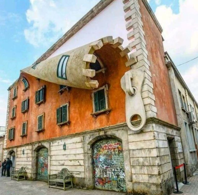 Ez a milánói épület teljesen úgy néz ki, mintha valaki lehúzta volta a cipzárt.