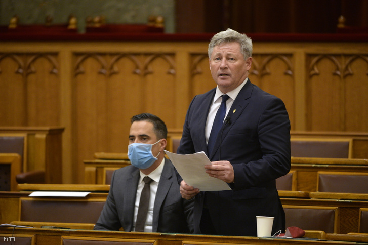 Fenyvesi Zoltán (j), a Fidesz képviselője azonnali kérdést tesz fel az Országgyűlés plenáris ülésén 2021. november 15-én