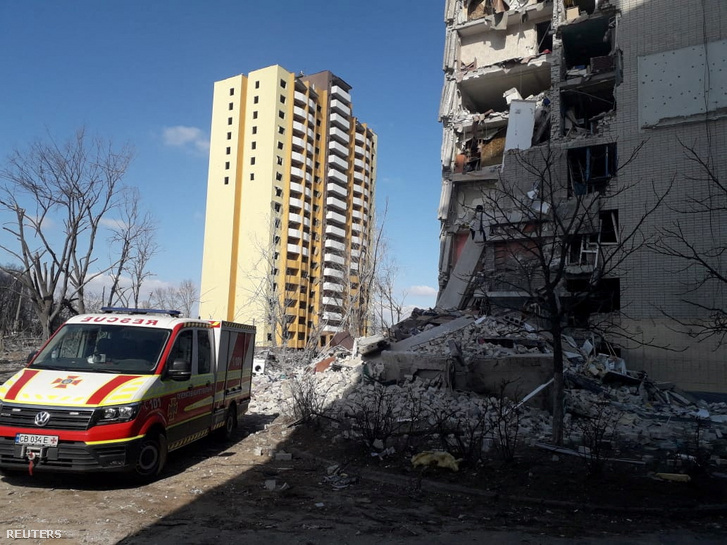 Egy mentőautó Csernyihivben, miután tíz embert lelőttek az orosz erők 2022. március 17-én