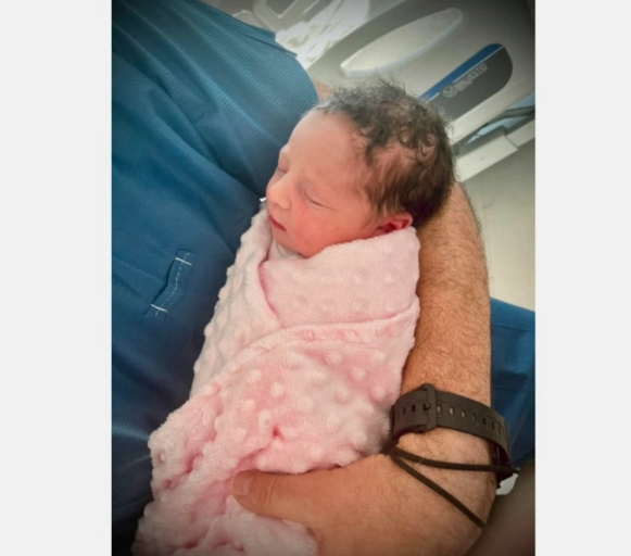 Czutor Zoli újszülött kislányának, Franciskának gyönyörű, sötét fürtjei vannak.