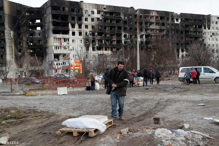 Megsemmisült lakóépület Mariupolban 2022. március 17-én