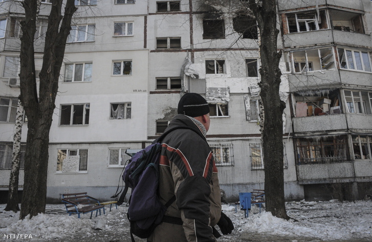 Tüzérségi támadásban megrongálódott lakóház Harkivban 2022. március 17-én