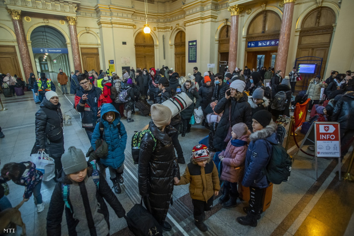 Az orosz-ukrán háború elől menekülő emberek Budapesten, a Keleti pályaudvaron 2022. március 7-én