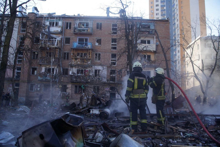 Tűzoltók dolgoznak egy lakóháznál Kijevben, Ukrajnában 2022. március 18-án