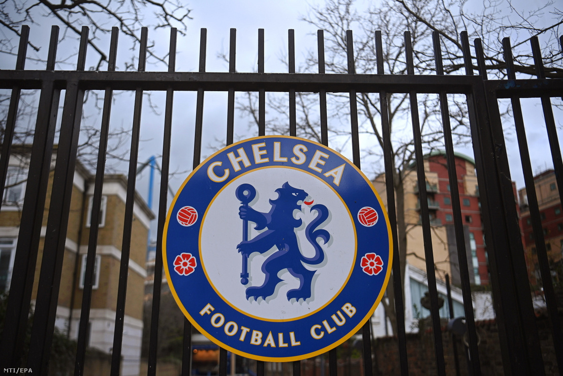 A Chelsea labdarúgóklub címere a londoni Stamford Bridge stadion egyik kapuján 2022. február 28-án