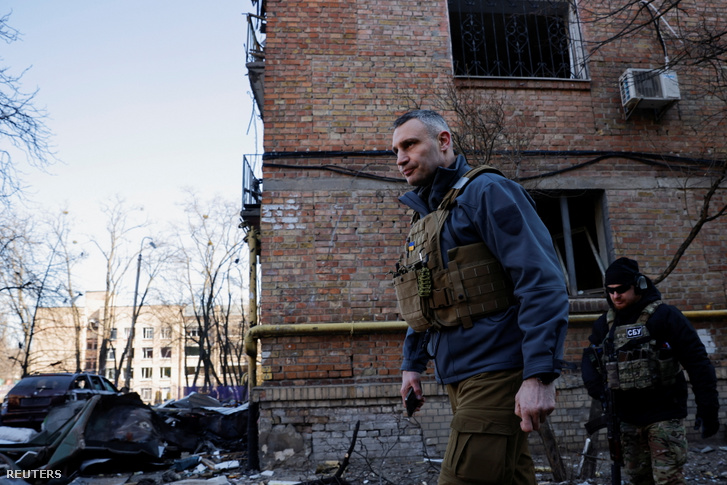 Vitalij Klicsko, Kijev polgármestere egy támadásban megsérült épület előtt Kijevben 2022. március 18-án