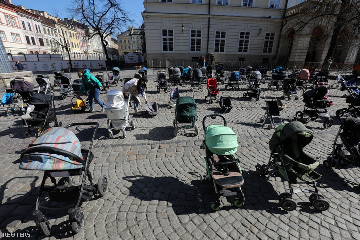 Lviv központjában elhelyezett 109 babakocsi 2022. március 18-án