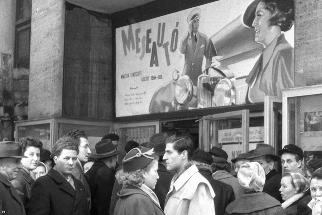 Érdeklődök állnak a Filmmúzeum (volt Ady Mozi), a régi filmek mozija bejáratánál a Meseautó című film plakátja előtt 1957. február 8-án