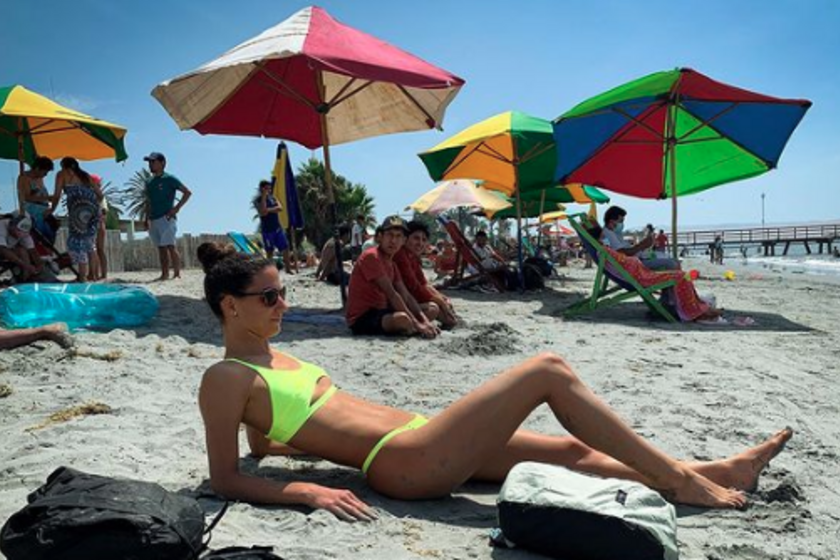 Varga Viktor barátnője, Liliána ebben a neonzöld bikiniben hódított a parton.