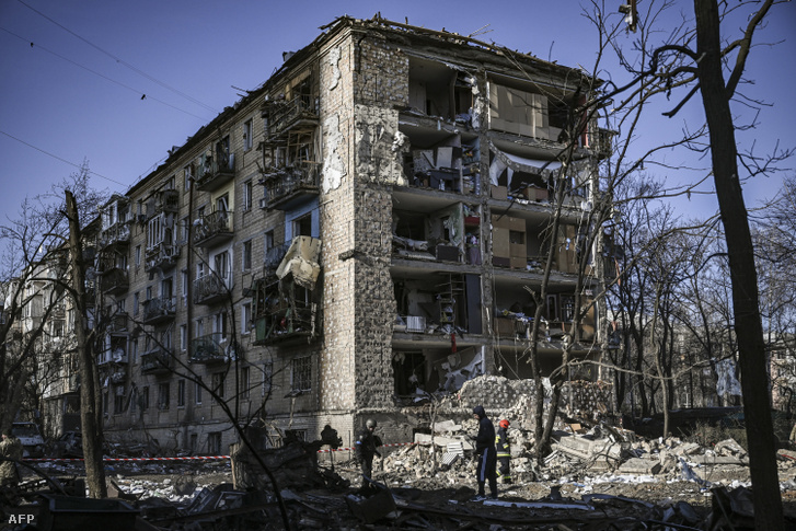 Az orosz invázióban megrongálódott kijevi lakóépület 2022. március 18-án
