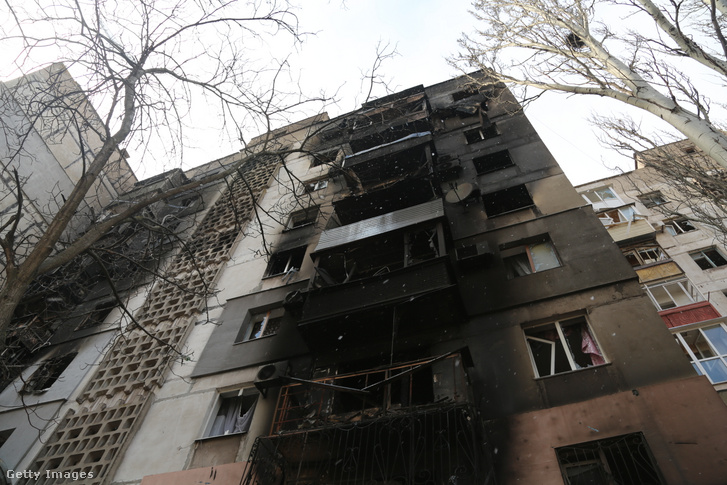 Megrongálódott épület Mariupolban 2022. március 18-án