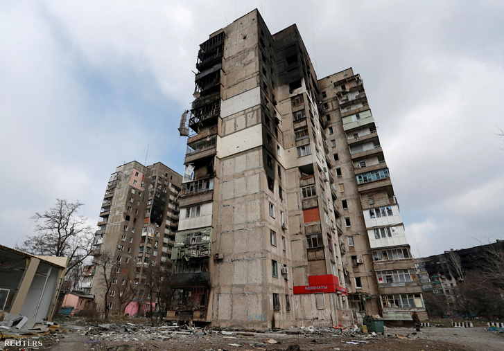 Megsérült épület Mariupolban 2022. március 18-án
