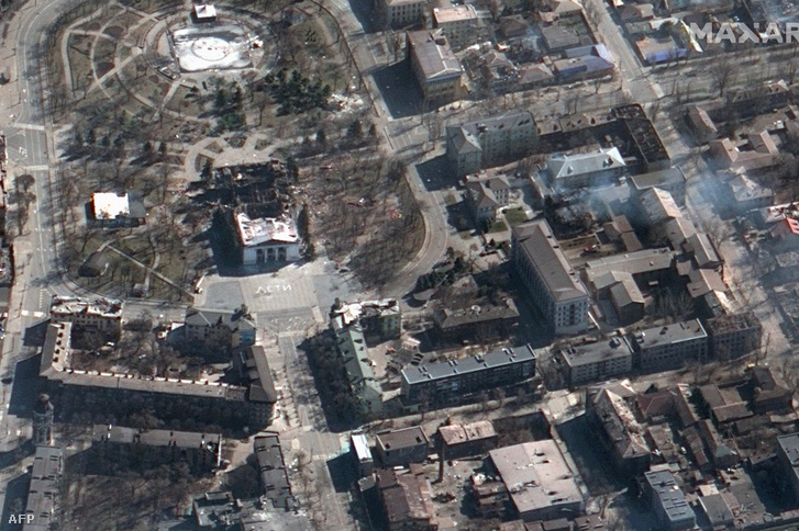A lebombázott mariupoli színház épülete 2022. március 19-én