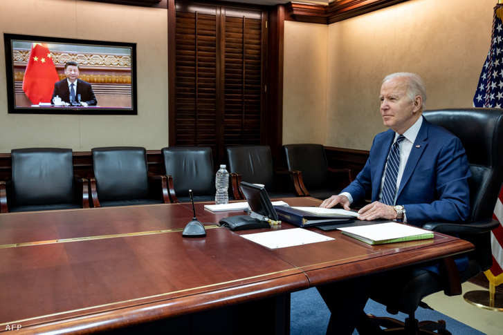 Joe Biden amerikai elnök Hszi Csin-ping kínai elnökkel beszél a washingtoni Fehér Házból 2022. március 18-án