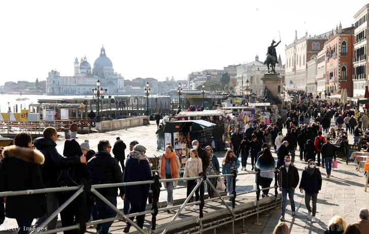 Turisták Velence központjában 2022. március 13-án