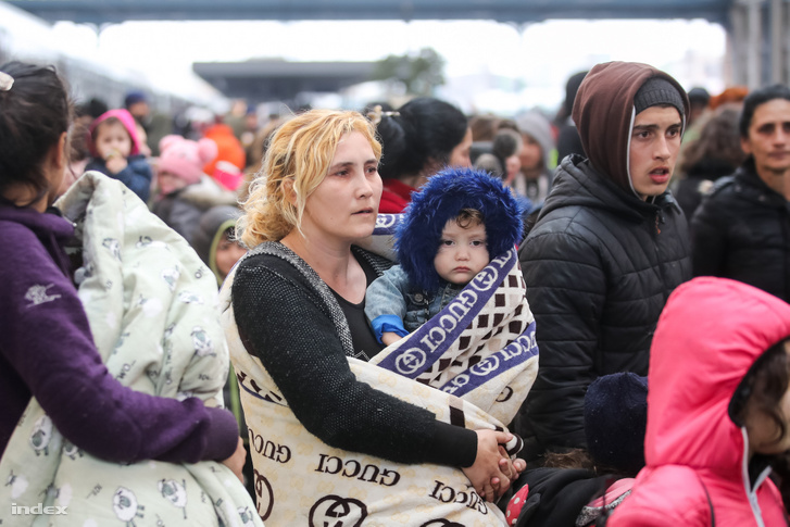 Ukrajnából érkezett menekültek 2022. február 28-án a Nyugati pályaudvaron