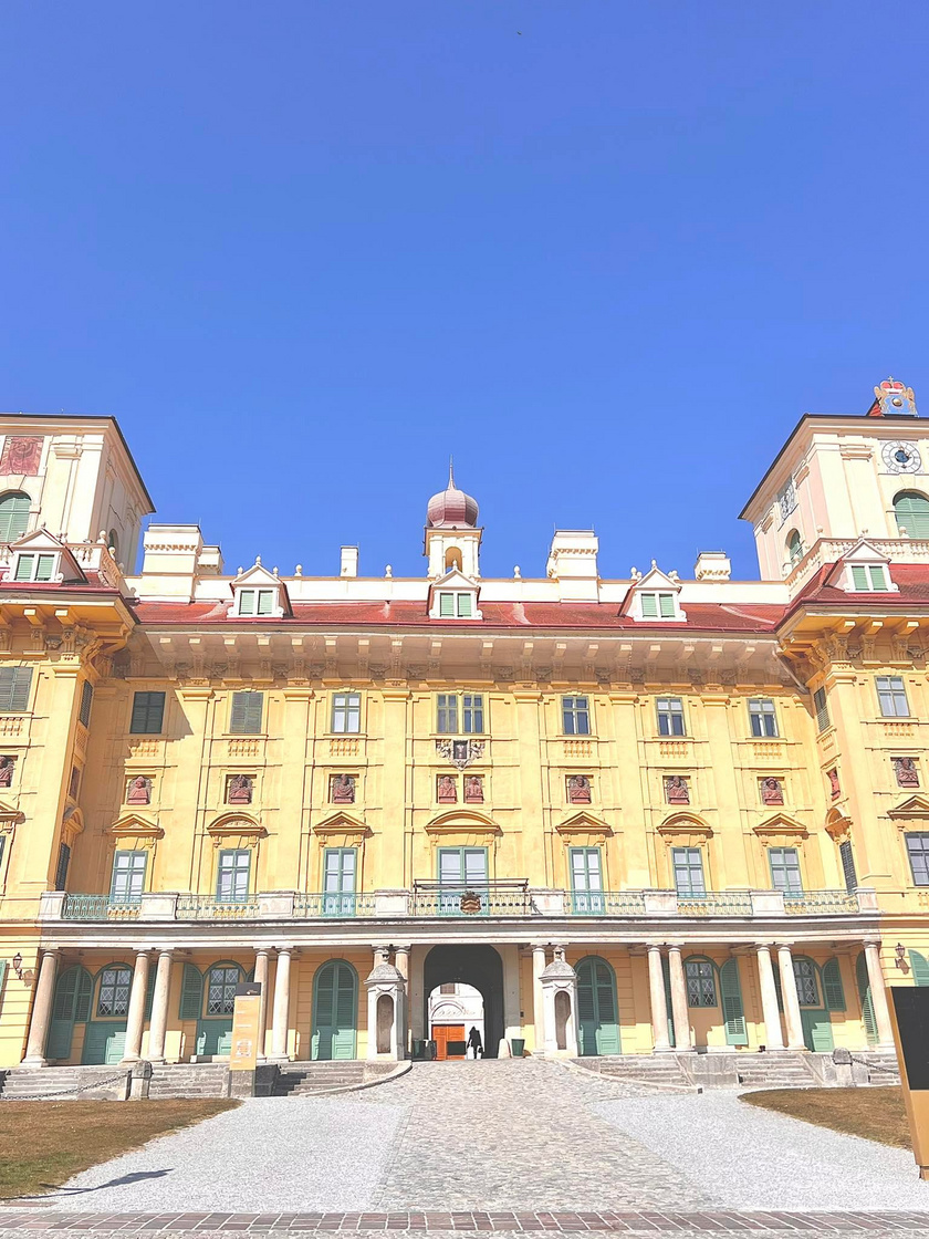 Az Esterházy-kastély termeit járva felelevenedik a látogató előtt a múlt. Az épület Burgenland legjelentősebb kulturális műemléke.