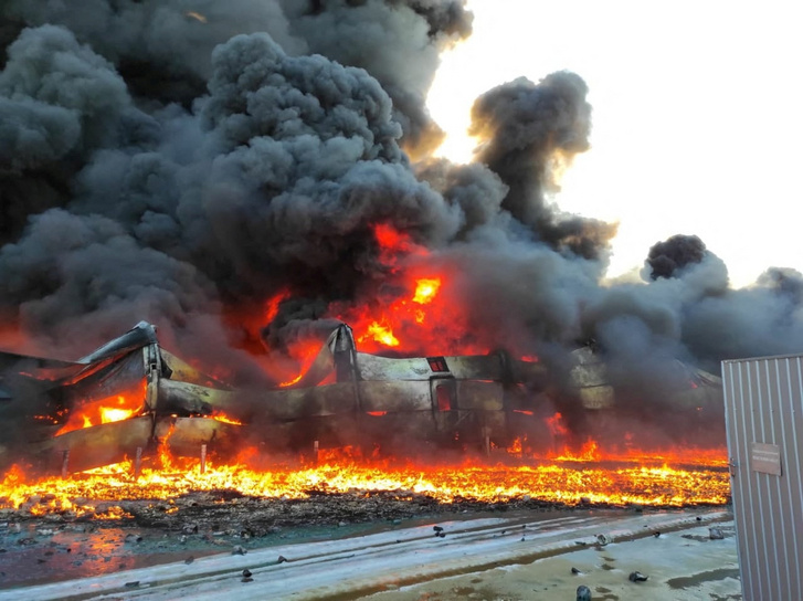 Egy háztartási cikkeket tartalmazó raktár lángokban áll Szumiban 2022. március 18-án