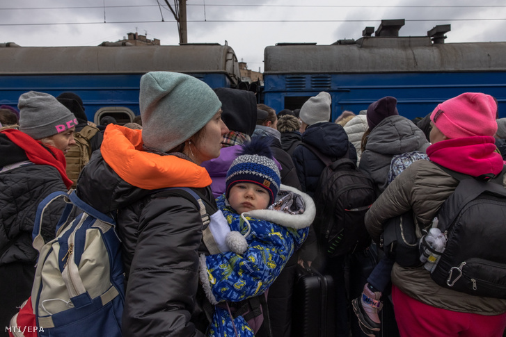 A Kijev közelében lévő Irpinyből menekülő emberek vonatra várnak 2022. március 4-én
