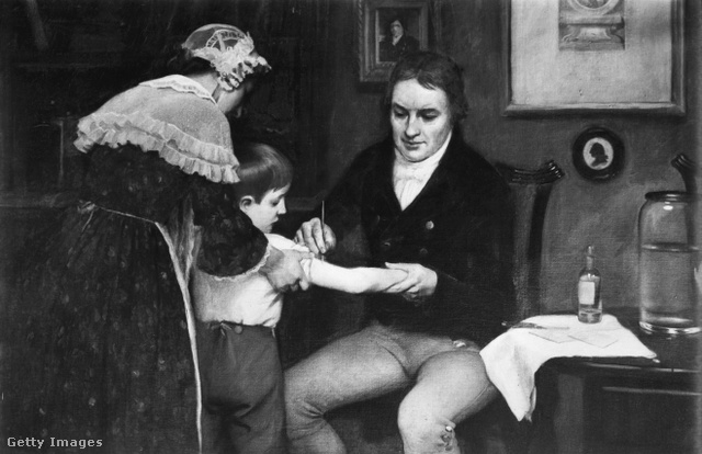 Az illusztráció Jennert ábrázolja, amint beadja az első védőoltást: vele indult a vakcinák történelme