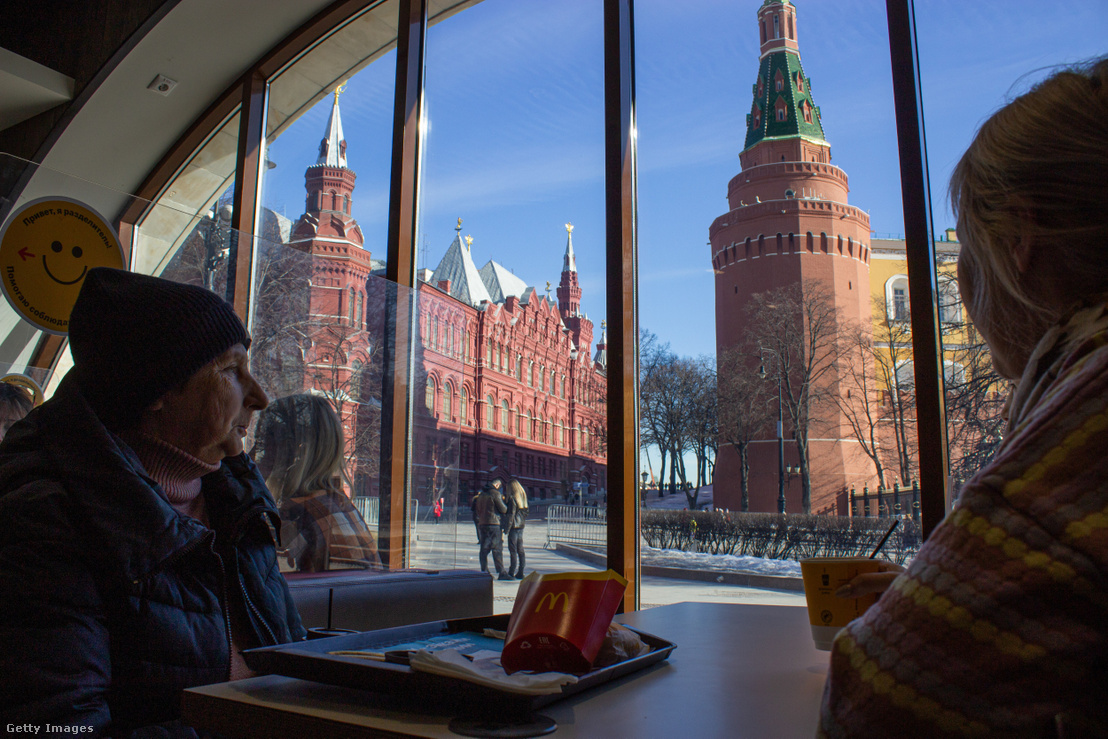 Emberek esznek egy McDonald's étteremben a moszkvai Vörös tér közelében 2022. március 11-én