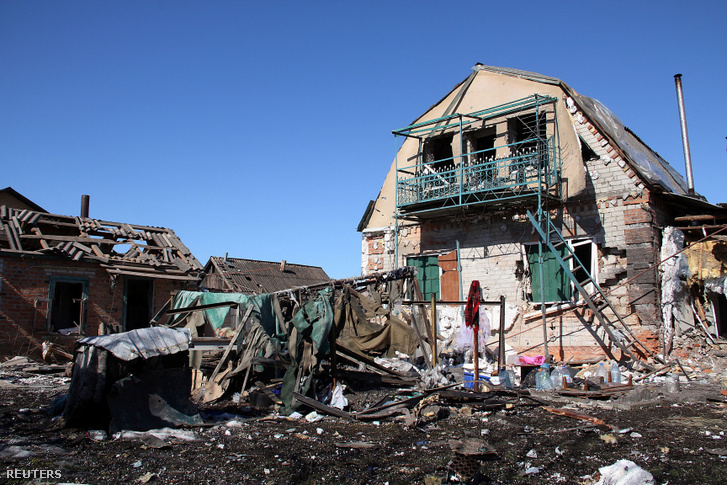 Bombázás során megsérült lakóház Ukrajnában 2022. március 21-én