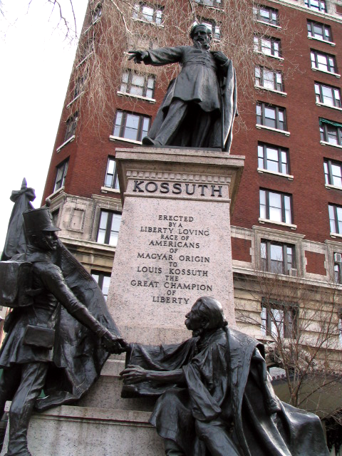 A manhattani Kossuth-szobrot a Riverside Drive és 113. utca találkozásánál a szabadságszerető magyar származású amerikaiak állították