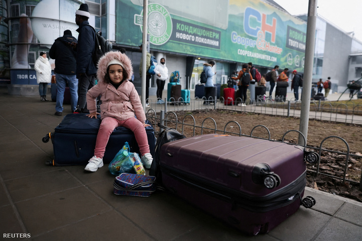 Az emberek a boriszpili nemzetközi repülőtéren várakoznak,hogy elhagyják az országot 2022. február 24-én