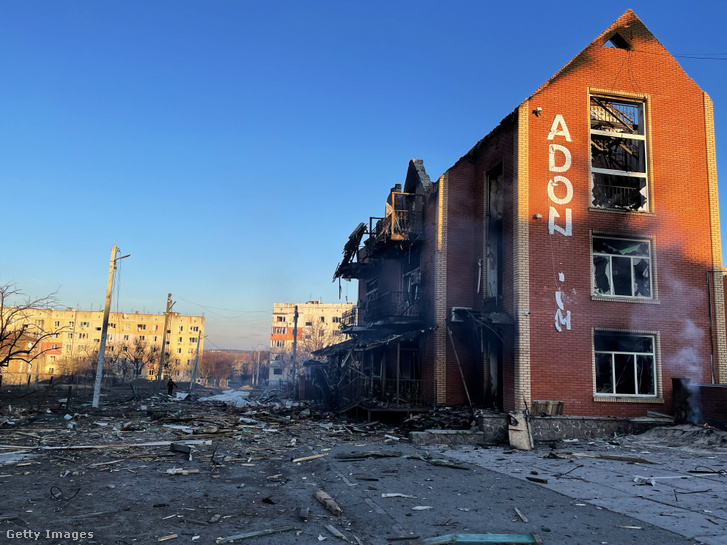 Az oroszok által lerombolt lakóépület Makarivban 2022. március 16-án