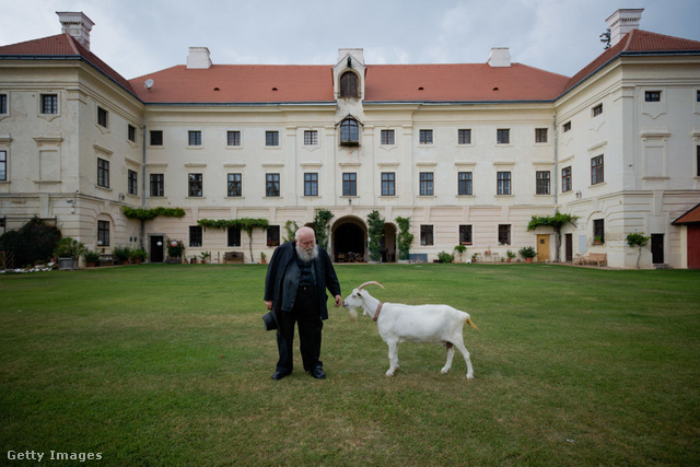 Hermann Nitsch prinzendorfi kastélya előtt egy kecskével