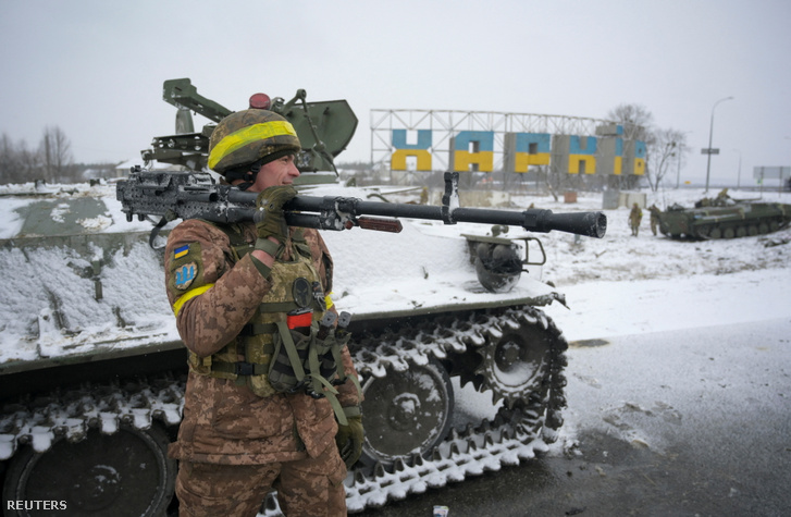 Egy ukrán katona áll fegyverrel a kezében Kharkivban Ukrajnában 2022. február 25-én