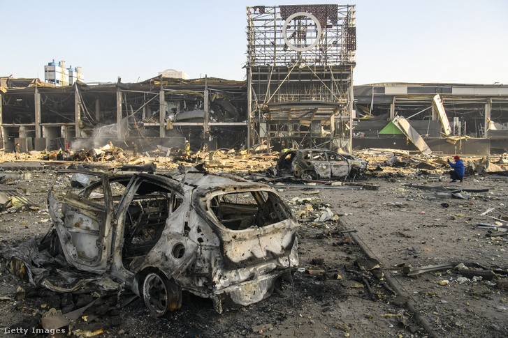 Egy megsemmisült bevásárlóközpont Kijevben, Ukrajnában 2022. március 21-én