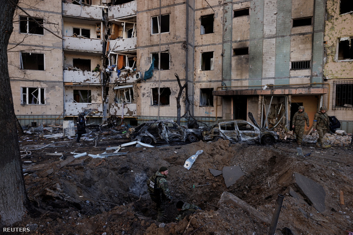 Egy megsérült lakóház Kijevben, Ukrajnában 2022. március 20-án