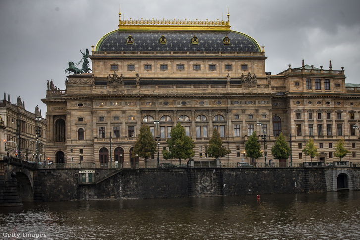 A cseh Nemzeti Színház épülete Prágában