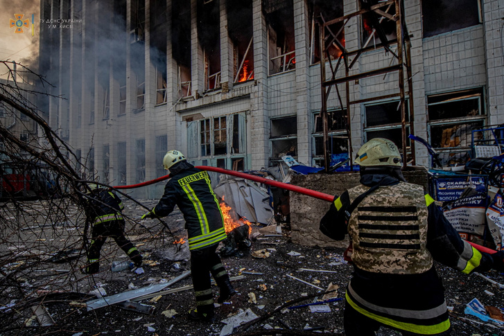 Mentők dolgoznak egy légicsapásban megsérült ipari épület helyén Kijevben Ukrajnában 2022. március 22-én