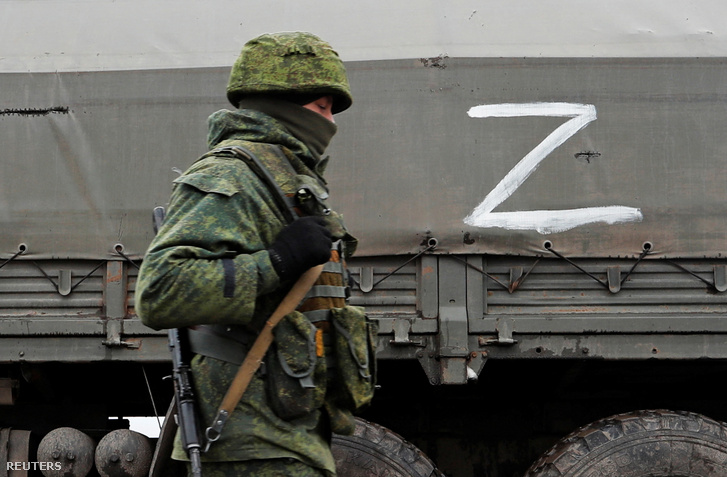 Orosz katona sétál katonai konvoj mellett a luhanszki régióban 2022. február 27-én Ukrajnában