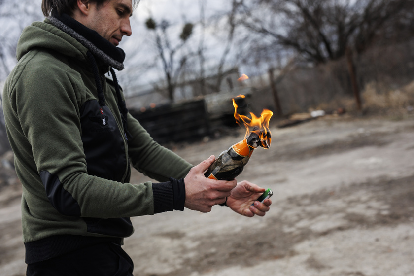 Civilek kiképzése Molotov-koktélokkal az ukrajnai Lvivben 2022. március 8-án.