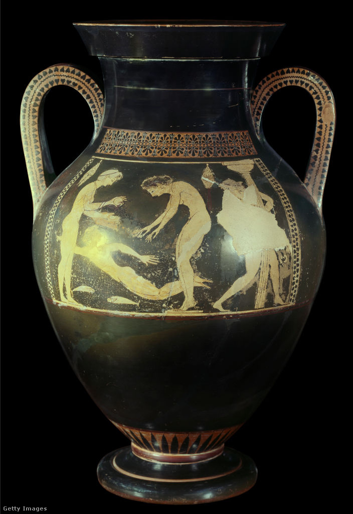Az ókori görög kultúra megismerésében a fazekasság fennmaradt emlékei segítik leginkább a kutatókat. A különböző edények, vázák díszítése az, ahol a legtöbb, mai szemmel erotikusnak tűnő ábrázolással találkozni. Egyes mesterek nevét meg is őrizte az utókor, a Louvre gyűjteményében lévő, fürdőző nőket megjelenítő, időszámítás előtt 525 körül készült fehéralakos amfóra alkotója Andokidész.
