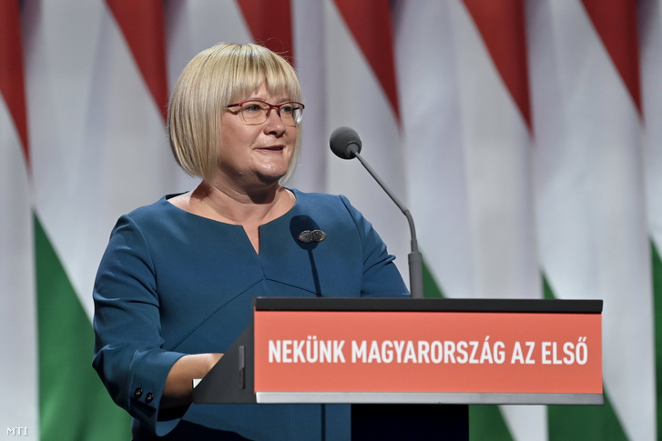 Gál Kinga európai parlamenti képviselő alelnökjelölt beszédet mond a Fidesz 29. tisztújító kongresszusán Budapesten a Hungexpón 2021. november 14-én